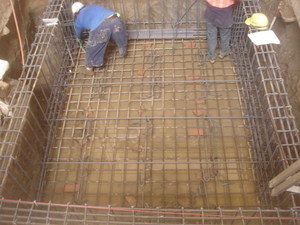 電梯機坑大底及地樑鋼筋綁紮混凝土澆置